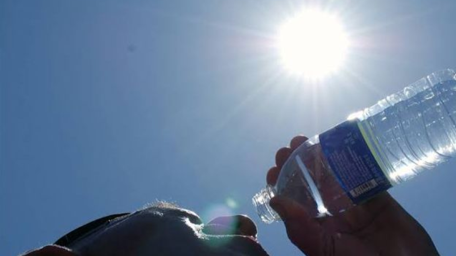 Cruz Roja recomienda tomar agua y suero ante la ola de calor