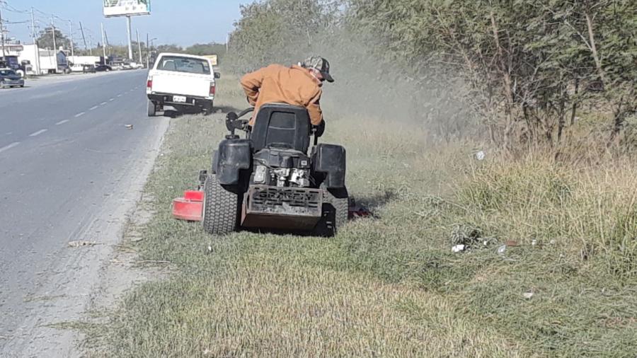 Limpian cuadrillas municipales acotamientos de carretera Ribereña