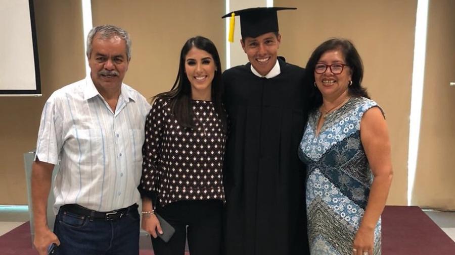 Hugo Ayala se gradúa como licenciado