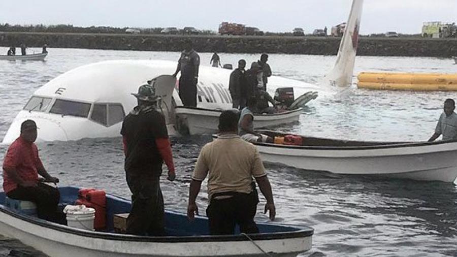 Pasajeros de Boeing 737 salen ilesos tras salirse de pista en Micronesia