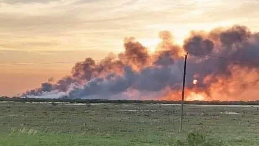 Incendio en relleno sanitario esparce humo por amplias zonas de Matamoros