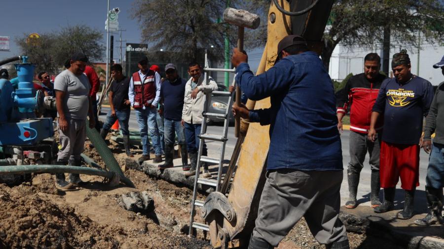 Continúan maniobras de reparación de fuga de agua en el blvd Hidalgo 