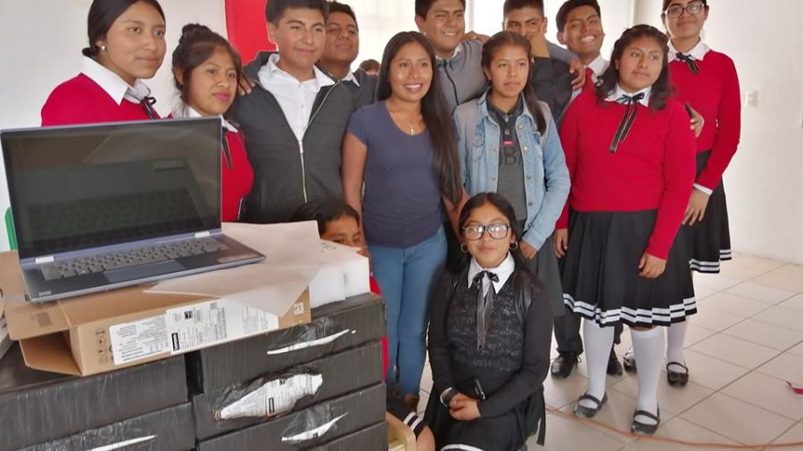 Yalitza Aparicio dona computadoras en Tlaxiaco