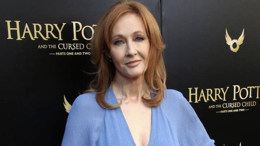 Denuncian a J.K. Rowling por atacar a una presentadora trans