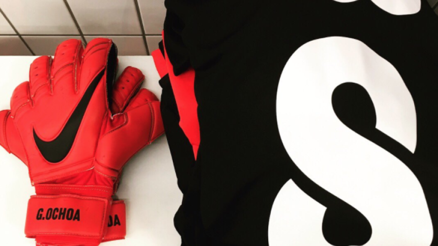 Guillermo Ochoa va a la banca con el Lieja