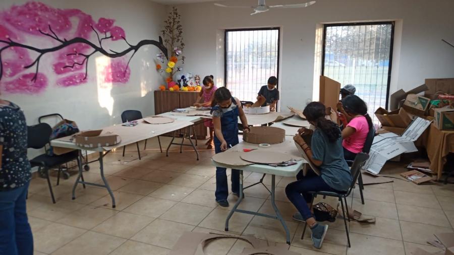 Aprenden a elaborar piñatas artesanales en Palmares