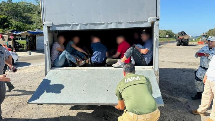 Detectan con rayos X a 64 migrantes ocultos en 2 camionetas en Veracruz