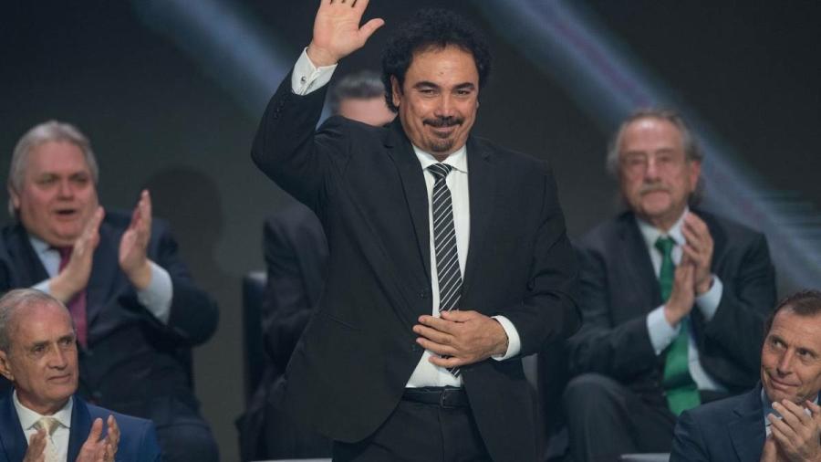 Hugo Sánchez levanta la mano para dirigir al Madrid