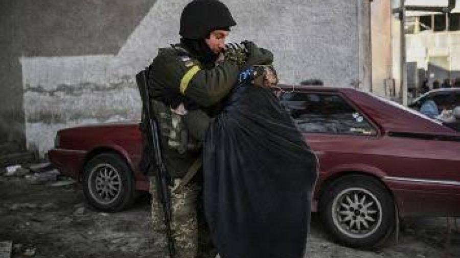 Entierran en fosas comunes a los muertos por la guerra en Ucrania