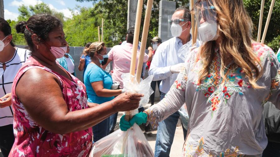 Benefician a familias de la Lucio Blanco con kits de limpieza