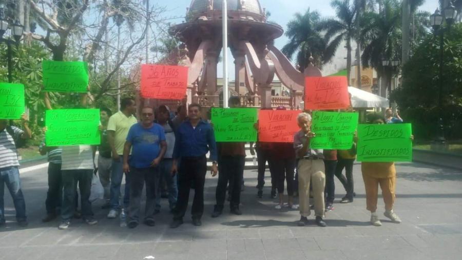 Ex trabajadores del Ayuntamiento hacen plantón frente a presidencia