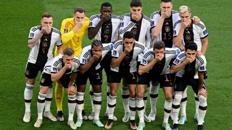 Jugadores de Alemania se tapan la boca en protesta por no permitirles usar brazalete “OneLove”