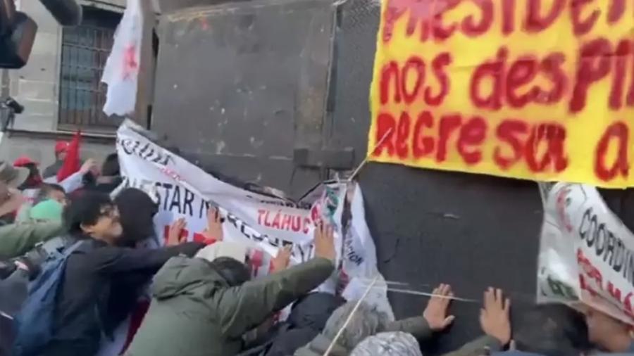 Maestros de la CNTE protestan frente a Palacio Nacional y enfrentan a policías