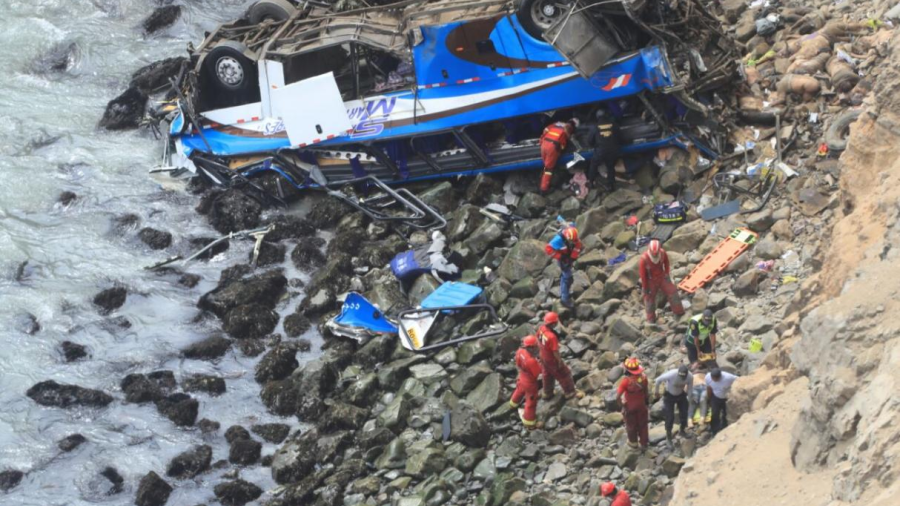 Sube a 36 cifra de muertos por accidente de autobús en Perú