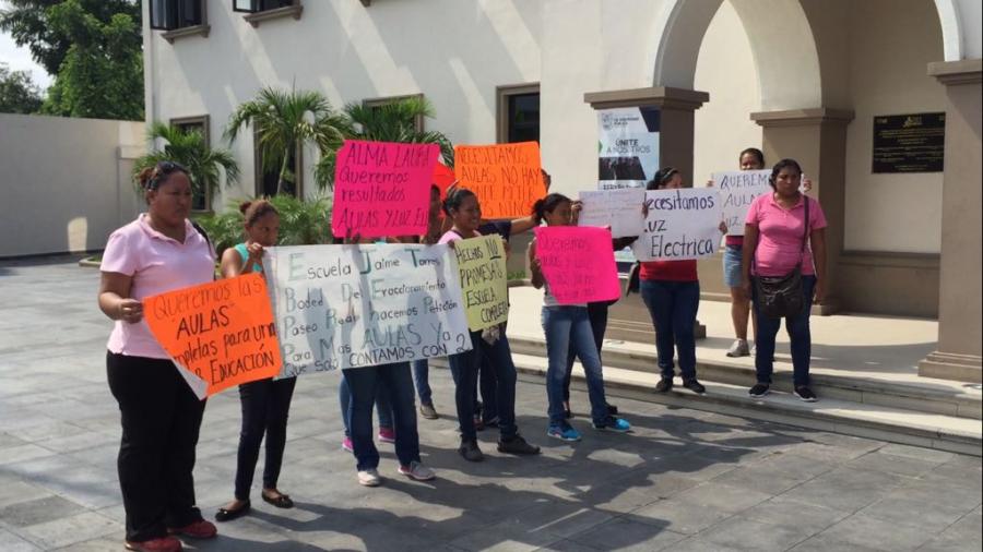 Padres de familia protestan para exigir electrificación de escuela primaria