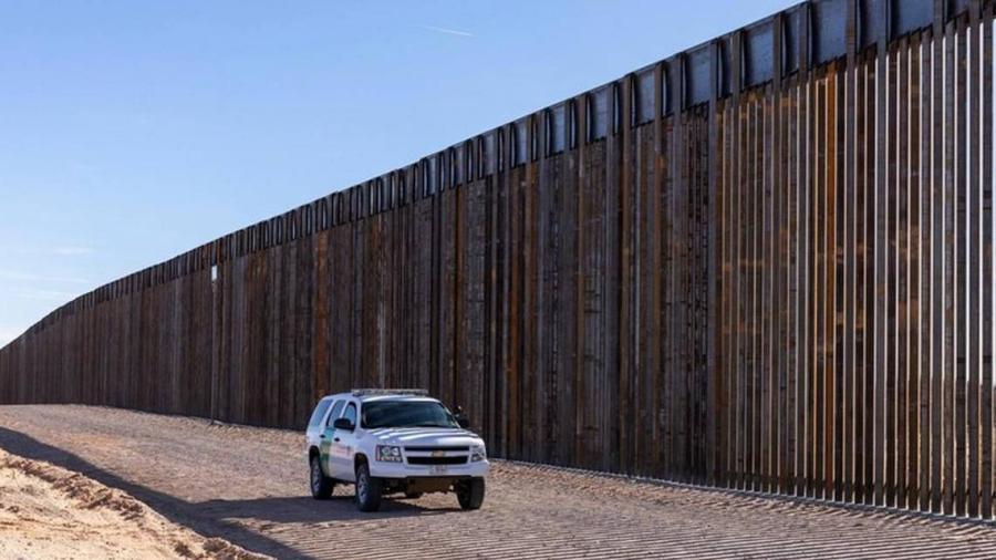 Anuncia Gobernador de Texas reanudación de la construcción del muro fronterizo  