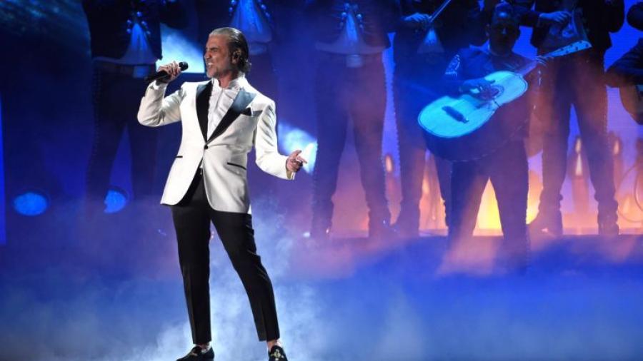 Entregarán premio de la Fundación de la Herencia Hispana a Alejandro Fernandez