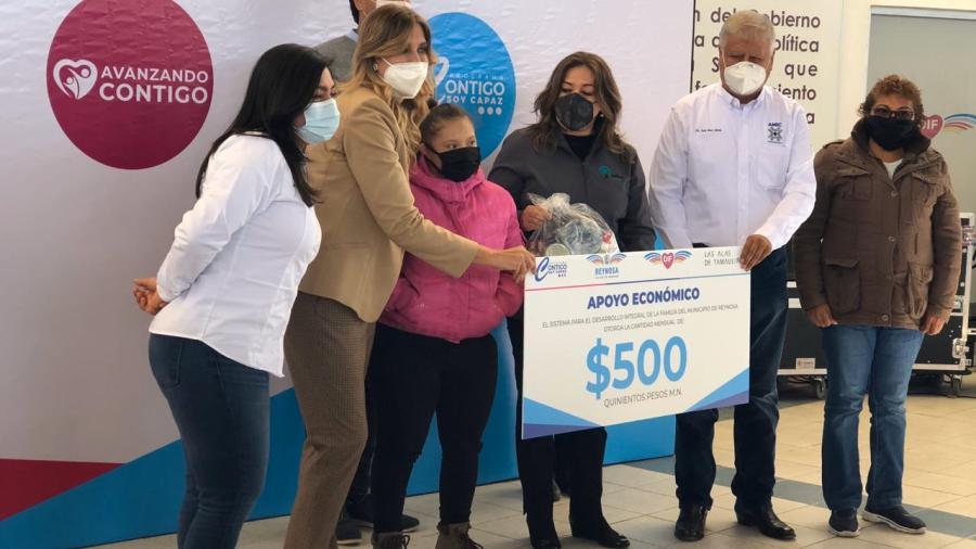 Entrega DIF Becas del Programa 'Contigo Soy Capaz'