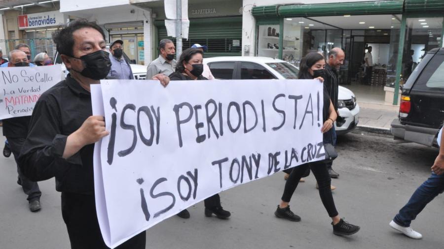 Marchan periodistas para exigir justicia por Tony de la Cruz 