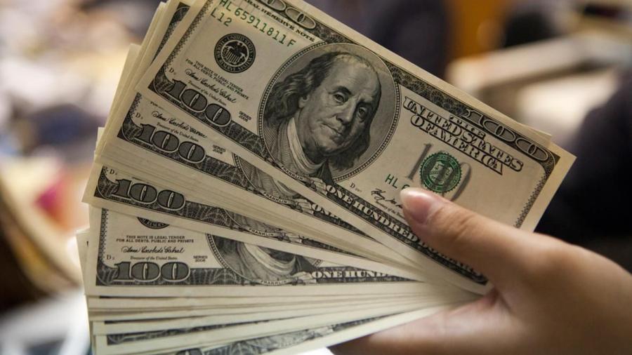 Dólar se vende en 19.73 pesos en el AICM