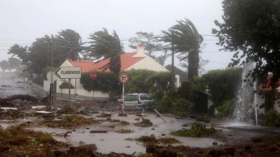 ‘Lorenzo’ toca tierra en las islas Azores