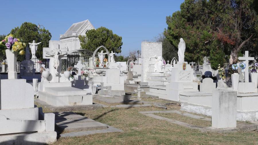 Exponen virtualmente tumbas hist&oacute;ricas del pante&oacute;n Municipal antigua