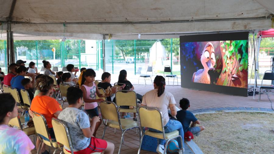 DIsfrutan familias de la ciudad  “CINE UNE” en el Parque Viveros