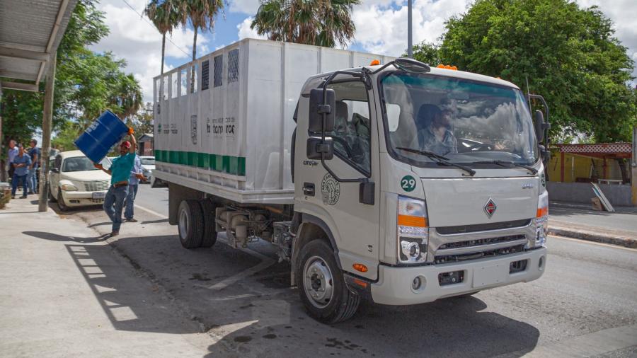 Entregan contenedores para residuos domésticos; exhorta a evitar colocar basura en camellones