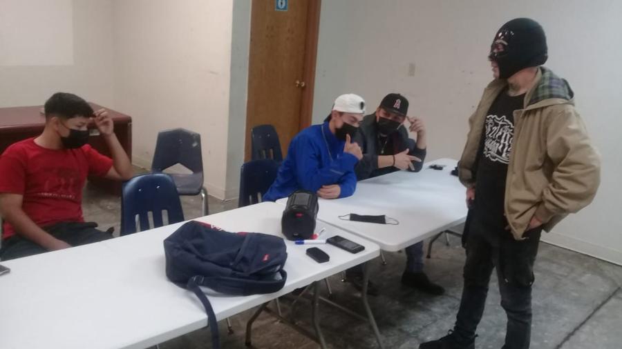 Ni&ntilde;os y adolescentes aprenden rap en maquila creativa