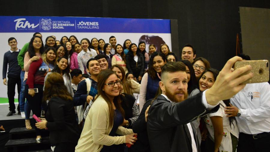 Motivan a m&aacute;s de 3 mil j&oacute;venes con ponencia &ldquo;El Fracaso No Existe&rdquo;