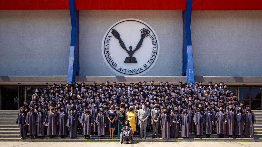 Entrega Rector de la UAT cartas a egresados de Trabajo Social, Psicología y Nutrición 