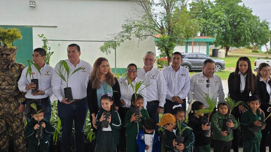 Fomenta Desarrollo Rural cuidado del medio ambiente con la donación de 2 mil árboles