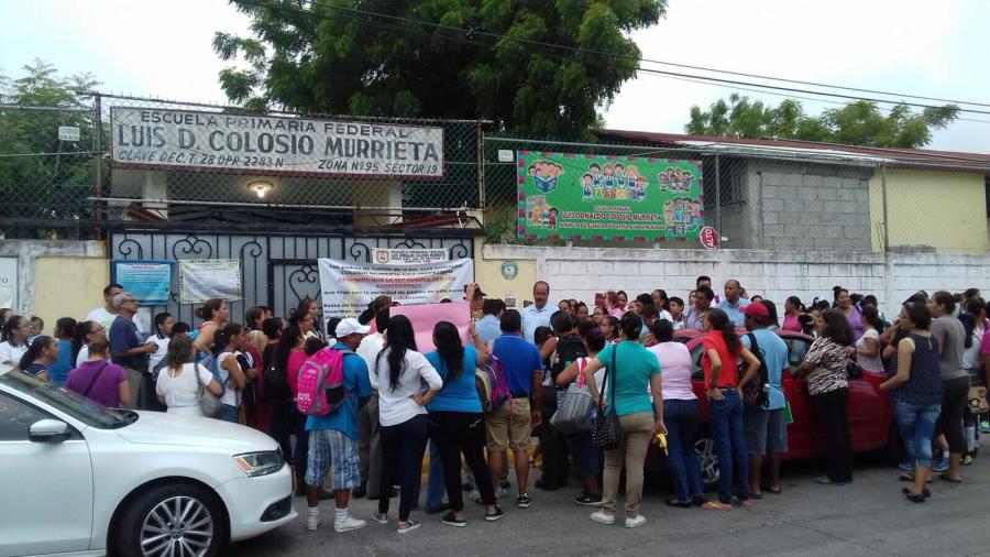 Padres de familia cierran escuela en Tampico 