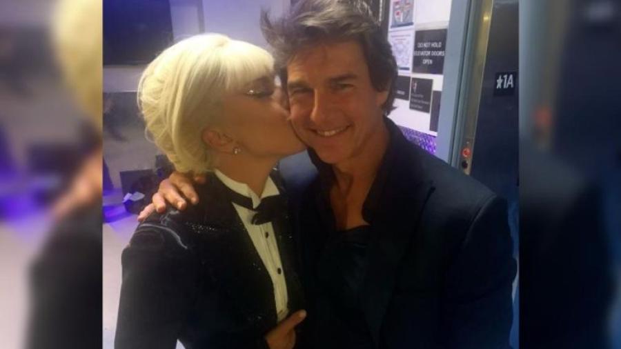Lady Gaga y Tom Cruise se besan en las mejillas después de su show en Las Vegas