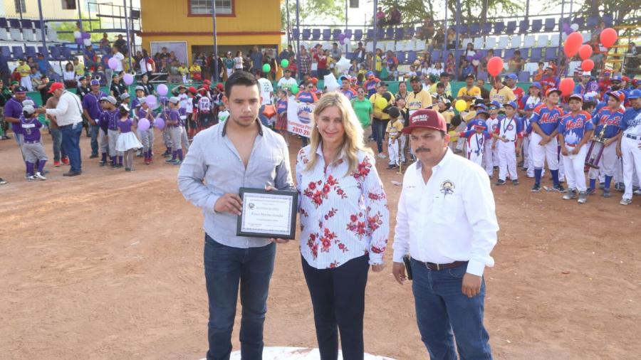 Inaugura alcaldesa torneo de la Liga Niños Héroes