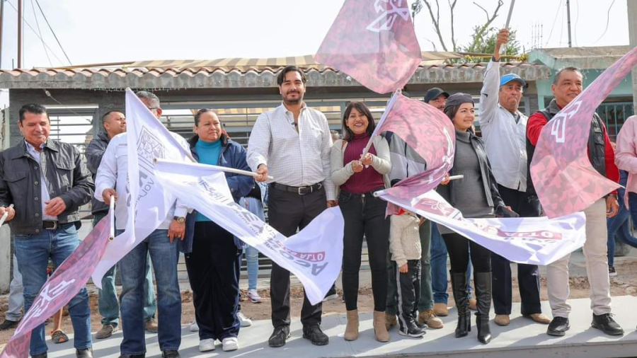 Dio Alcalde Carlos Peña Ortiz banderazo a pavimentacion de calle Miguel Negrete