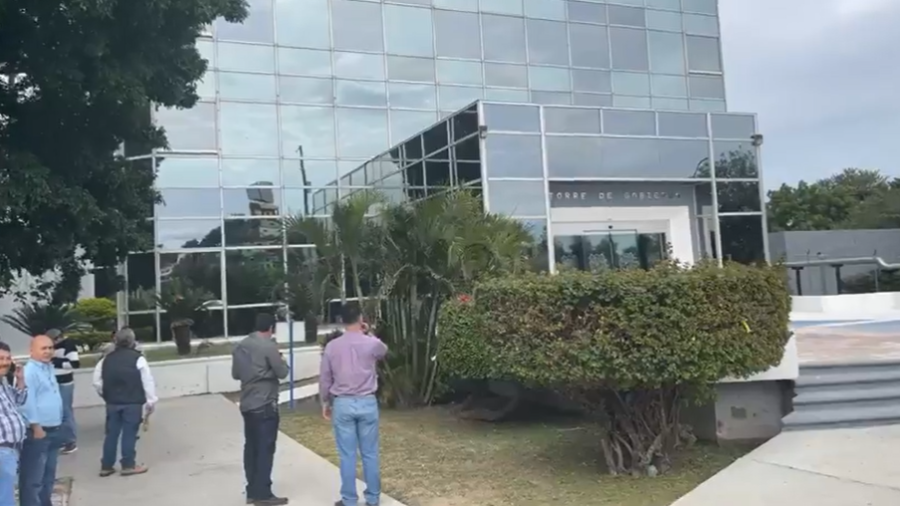 Desalojan torre gubernamental "Jose L&oacute;pez Portillo" tras otra amenaza de bomba 