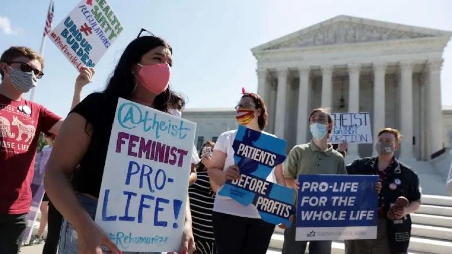 Corte de EU bloquea ley que restringía el derecho al aborto