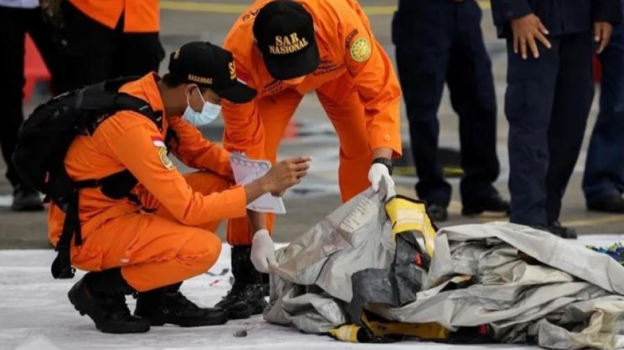 Encuentran restos humanos tras accidente de avión en Indonesia