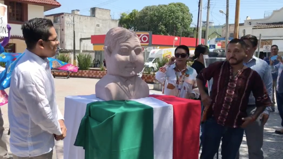 Creador de Benito Juárez "alien" estrena musa y hace busto de AMLO