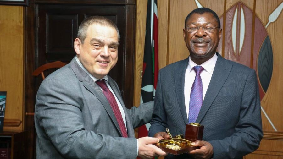 Retira Rumania a su embajador en Kenia por comparar a los “africanos” con un mono