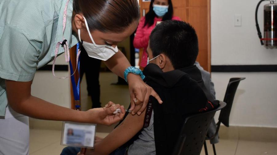 Padres de familia agradecen aplicación de vacunas contra VPH
