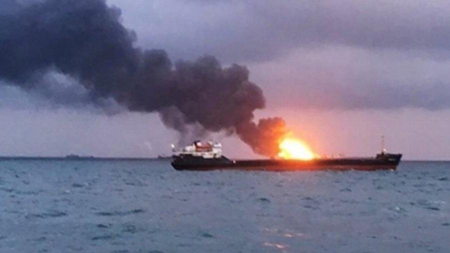 Se incendian dos barcos en estrecho de Kerch