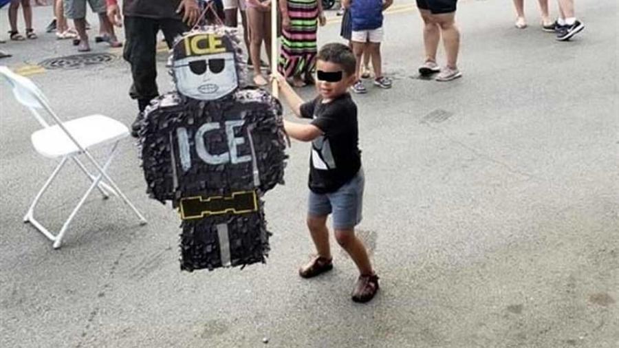 Rompen piñata con forma de agente de ICE en Chicago