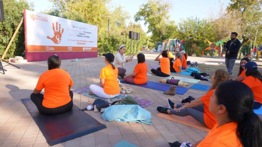Inicia INMUJER cartelera naranja con encuentro de yoga y círculo de confianza