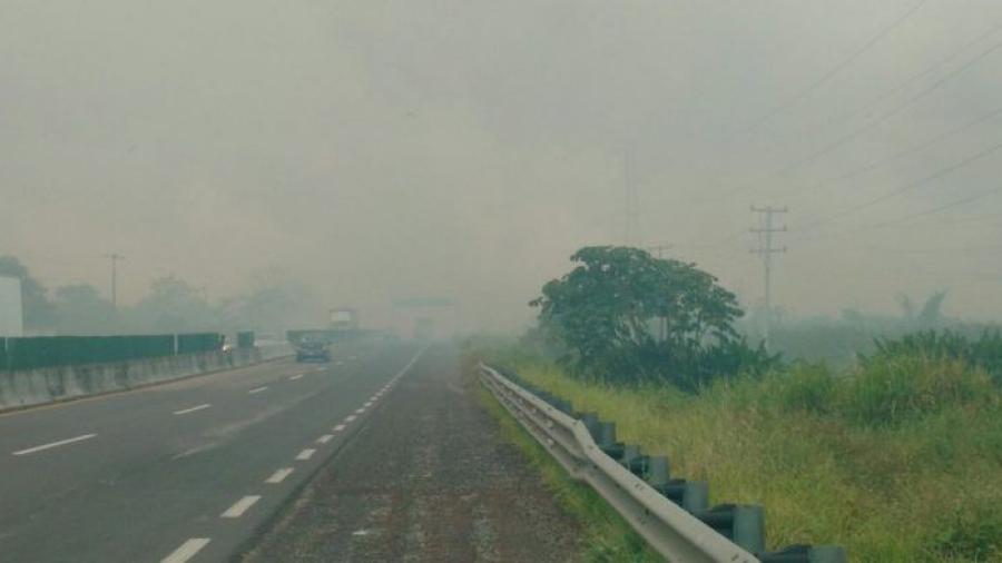 Cierran autopista Villahermosa-Minatitlán por incendio