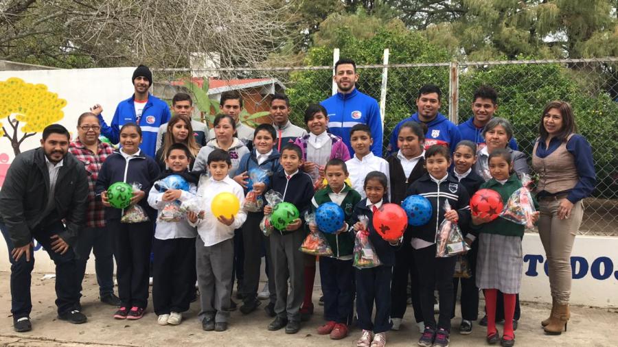 Dibujan sonrisas a pequeños