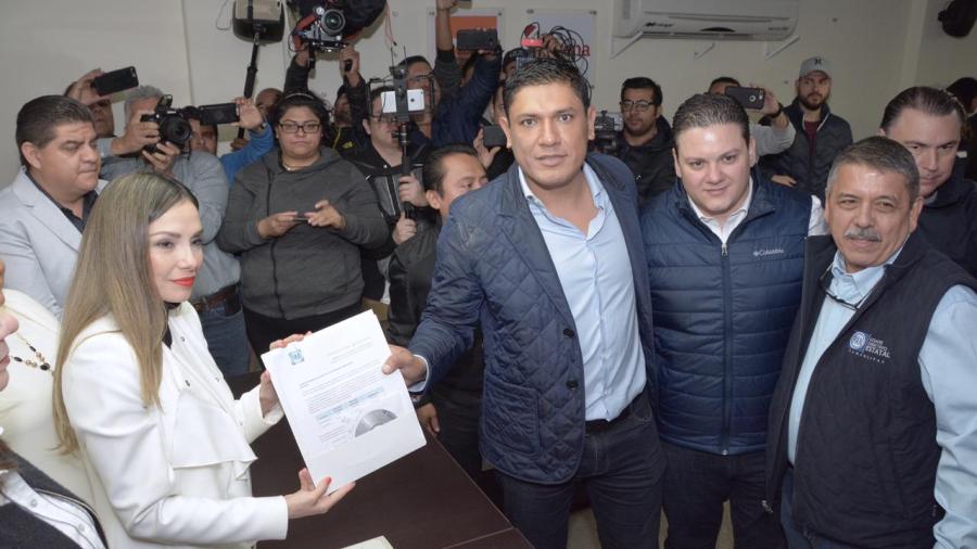 Se registra Arturo Soto por el distrito XV