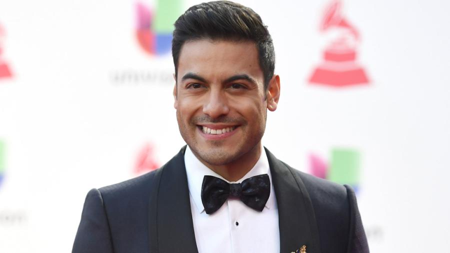Pagan más de 100 mil pesos por un beso de Carlos Rivera