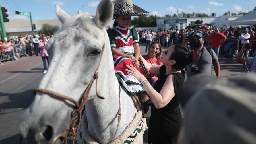 Desfilan Neolaredenses por la Independencia de México 
